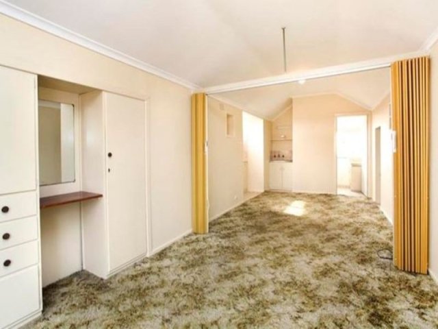 I'm into the concertina room divider, but the carpet's like a Rorschach test for your feet.